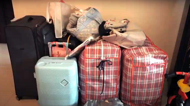 Koffer und Taschen zusammengestellt.