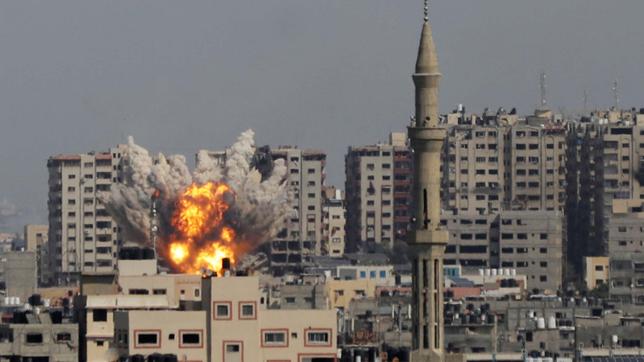 Rauchschwaden und Flammen einer Explosion sind während eines israelischen Luftangriffs zu sehen. 