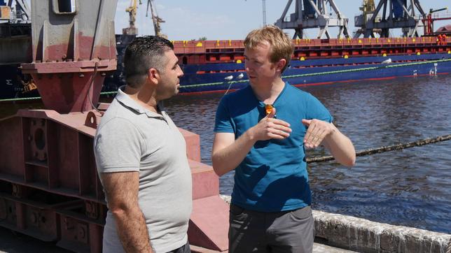 Korrespondent Demian von Osten im Interview mit einem Mitglied einer Schiffscrew.
