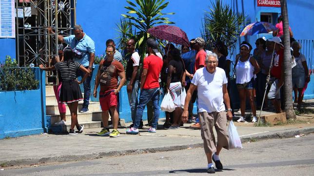 Havanna: Menschen stehen vor einem Geschäft in der kubanischen Hauptstadt Havanna an, um einzukaufen