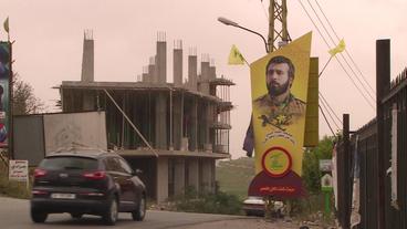 Eine Straße mit dem Transparent eines gefallenen Hisbollah-Kämpfers