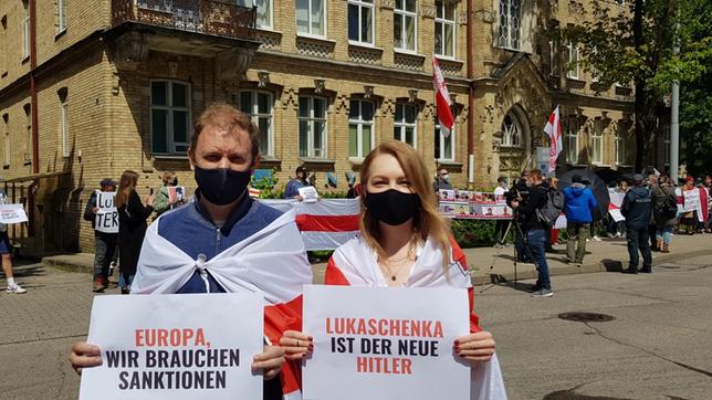 Bild: NDR Zwei Personen mit Protestplaketen
