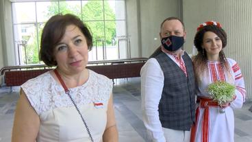 Bild: NDR Natalia Kolegova im Interview, im Hintergrund ein Hochzeitspaar.