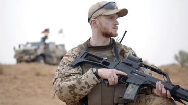 Ein Soldat der Bundeswehr mit Gewehr in der Hand.