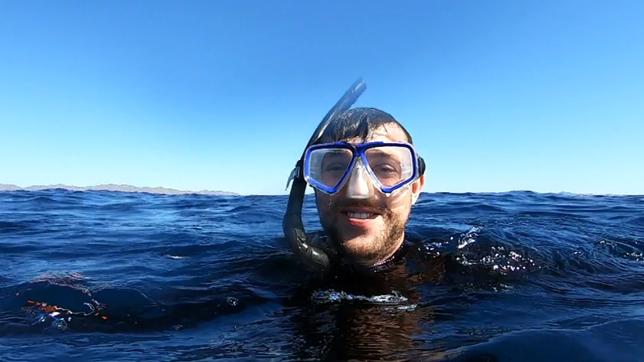 Ein Mann schwimmt mit Schnorchel im Meer.