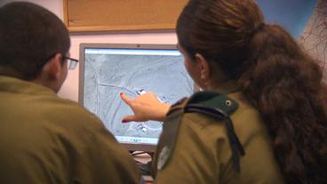 Bild: NDR Zwei Personen sitzen vor zwei Computer-Bildschirmen