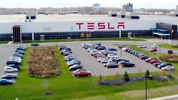 Firmengebäude aus der Vogelperspektive mit der Aufschrift Tesla.