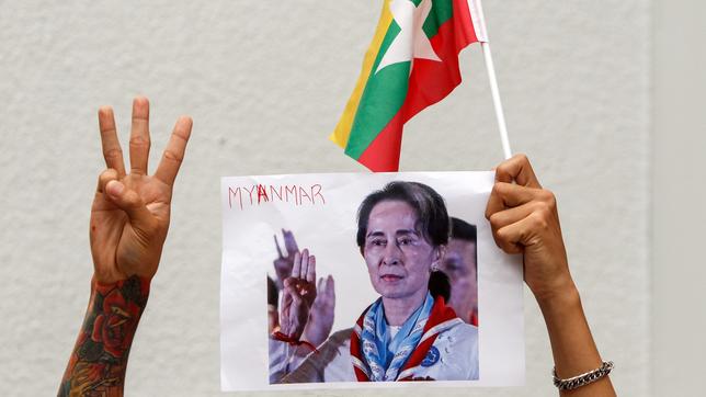 Ein Demonstrant zeigt den Dreifingergruß, als Zeichen des Widerstands und zur Unterstützung der Proteste gegen den Militärputsch in Myanmar.