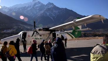 Touristen an einer Twin Otter