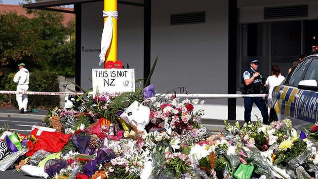 Bild: AFP Blumenmeer am Anschlagsort in Christchurch