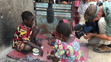Die Mädchen im Flüchtlingslager spielen "einkaufen". 
