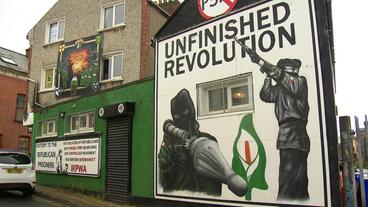 Bild: NDR Aufschrift Unfinished Revolution auf einer Hauswand.