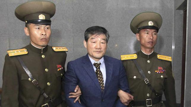 Kim Dong Chul in Handschellen mit zwei nordkoreanischen Soldaten an seiner Seite.