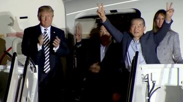 Kim Dong Chul steigt aus einem Flugzeug und macht das Victory-Zeichen