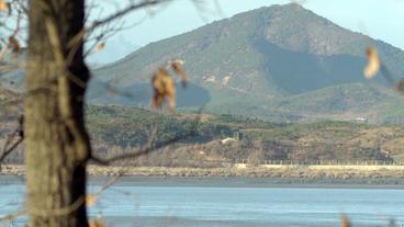 Bild: NDR Grenzregion zwischen Süd- und Nordkorea an einem Fluss.
