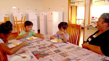 Sera Kelamates und ihre Kinder sitzen an einem Tisch