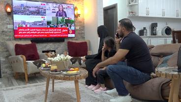 Bild: NDR Eine Familie sitzt vor dem Fernseher.