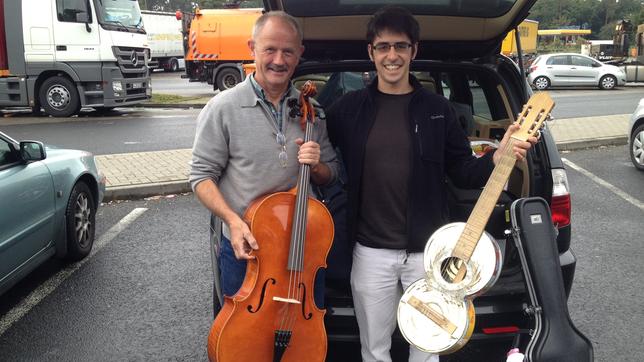 Echte Geige und Recycling-Geige im Vergleich: Peter Svatek (links) übergibt seine Instrumente an das Orchester.