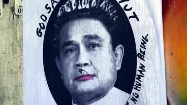 Bild: NDR Plakat mit Junta-Chef Prayut Chan-o-Cha als Königin.