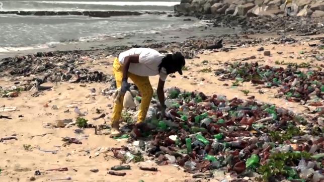 Plastikberge am Strand nahe Ghanas Hauptstadt Accra.