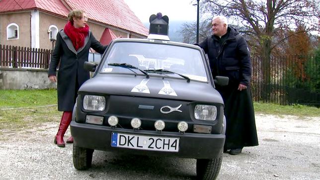 Krzystof Kauf und Griet von Petersdorff am Auto des Priesters