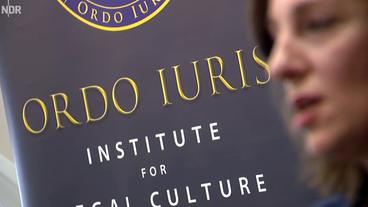 Schild der fundamental-christliche Stiftung Ordo Iuris in Großaufnahme.