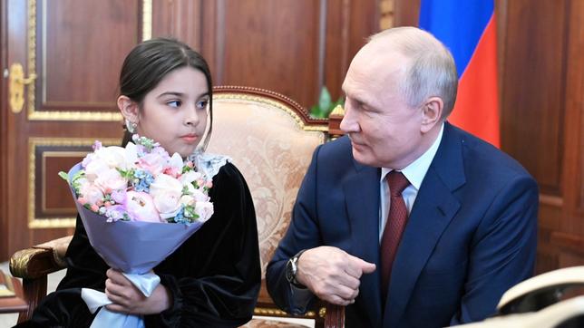 Russlands präsident Putin und die achtjährige Raisat.