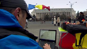 Bild: WDR Mann mit Laptop auf einem Platz