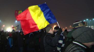 Demonstranten mit der rumänischen Flagge