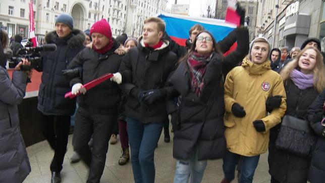 Junge Russen auf einer Demo