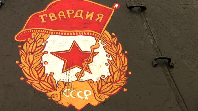 Sowjetisches Zeichen auf einem Panzer.