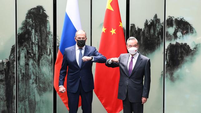 Sergej Lawrow (l), Außenminister von Russland, und Wang Yi, Außenminister von China, stehen nebeneinander.