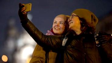 Bild: NDR Zwei Frauen machen ein Selfie.