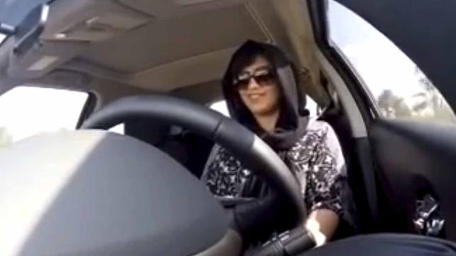 Loujain al-Hathloul am Steuer eines Autos