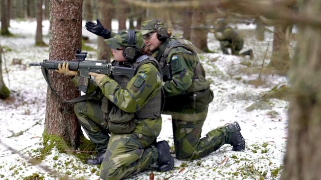 Zwei schwedische Soldatinnen bei einer Schießübung.