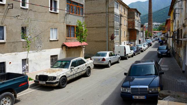 Eine Straße mit geparkten Autos