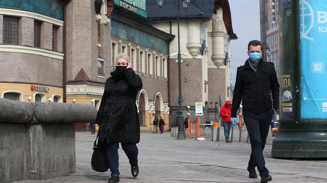 Passanten mit Mundschützen am Yaroslavsky-Bahnhof