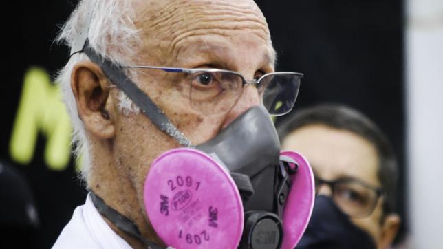 Padre Júlio Lancellotti mit einer Atemschutzmaske