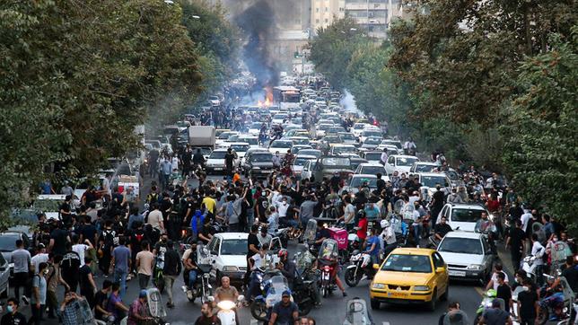 Demonstranten blockieren in Teheran eine Straße.