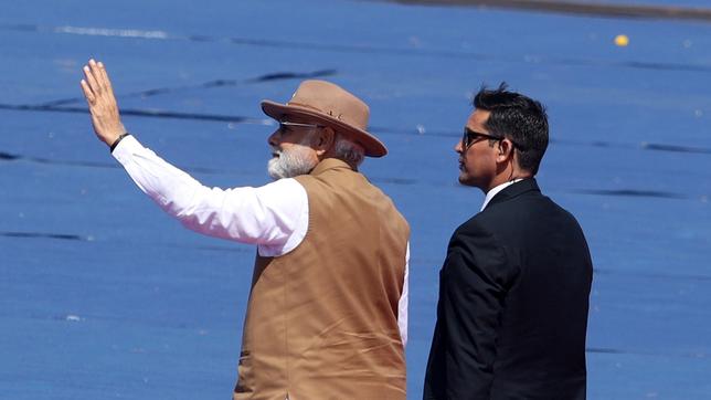 Indiens Präsident Modi und ein Sicherheitsmann