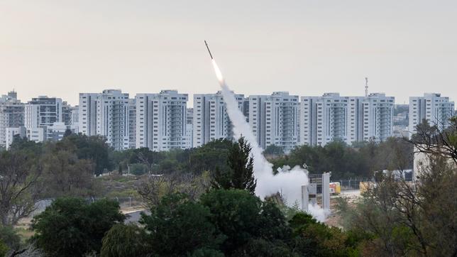 Eine Rakete wird aus einem städtischen Gebiet abgefeuert.