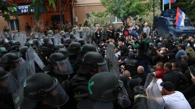 Soldaten und Polizisten stoßen mit Demonstranten zusammen.