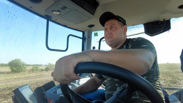 Ein ukrainischer Landwirt in seinem Traktor