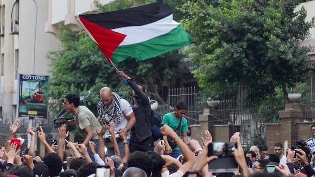 Menschen demonstrieren auch mit einer Palästinenserflagge