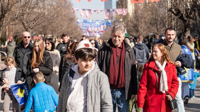 17. Februar 2024 in der Innenstadt von Pristina im Kosovo: Menschen feiern die Unabhängigkeit