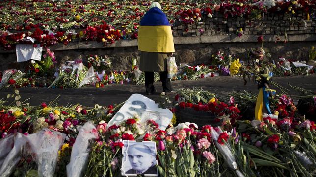 Ukraine: Majdan in Kiev - eine Frau mit ukrainischer Flagge trauert
