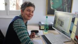 Auch Angelika Stucke, die seit über 30 Jahren in Spanien lebt, unterstützt die Korrespondentinnen und Korrespondenten im ARD-Studio Madrid als freie TV-Producerin. 