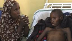 Seit fast einer Woche liegt der 14-jährige Abubakar Muhamed im Krankenhaus. Er ist völlig entkräftet, weil seine Familie nichts zu essen hat.