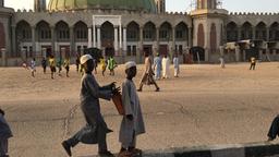 Der Alltag kehrt zurück in Maiduguri. Vor der großen Moschee spielen sie wieder Fussball.