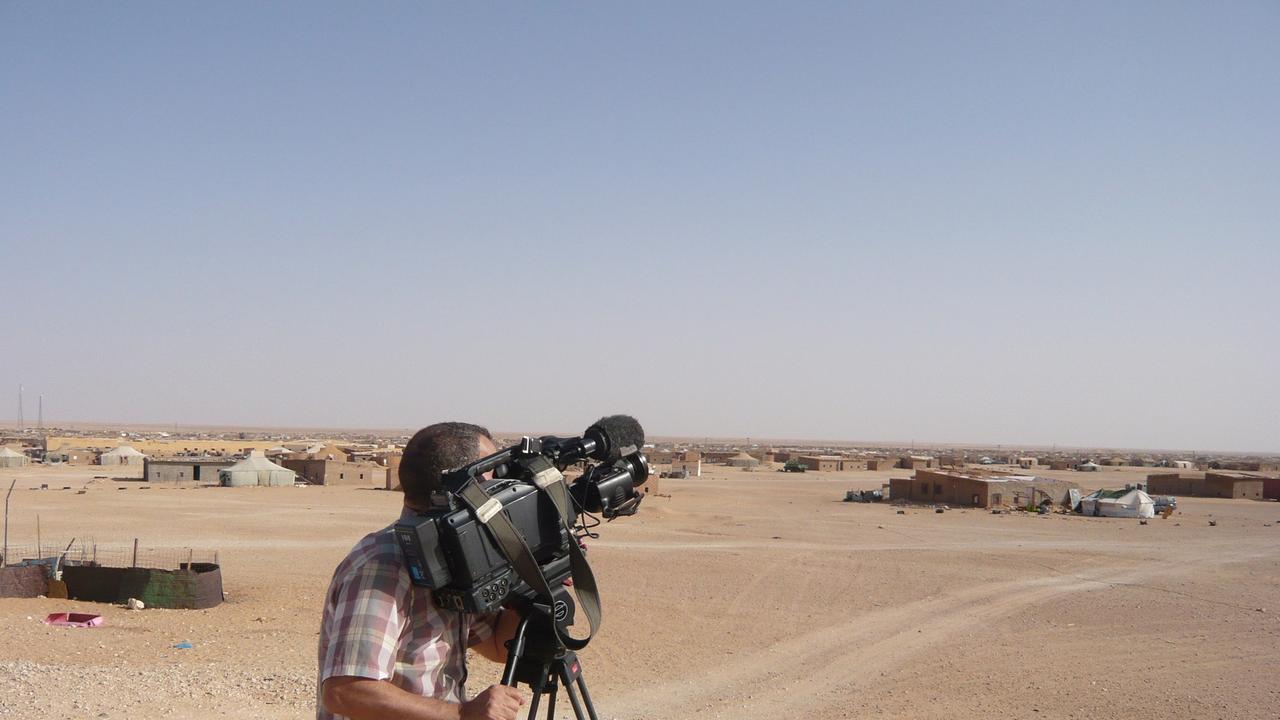 Dreharbeiten bei über 40 Grad. Das ARD-Team ist in der Westsahara im Flüchtlingslager Smara. Die Kollegen wollen über einen vergessenen Konflikt berichten. 